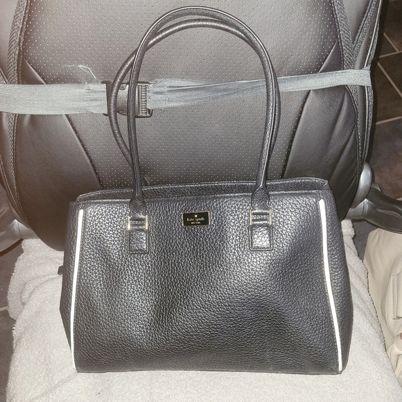 Kate Spade Black Pebbled Leather with White Trim & Stripped Lining Shoulder Bag - Picture 1 of 6